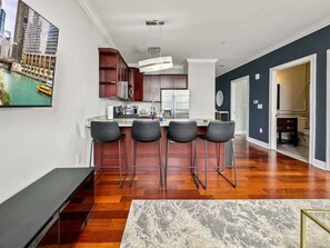 Kjøleskap, mikrobølgeovn, ovn og kokeplater