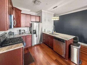 Kylskåp, mikrovågsugn, ugn och spishäll