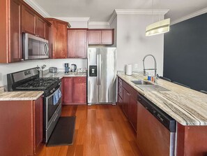 冷蔵庫、電子レンジ、オーブン、コンロ