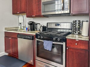 冷蔵庫、電子レンジ、オーブン、食器洗い機