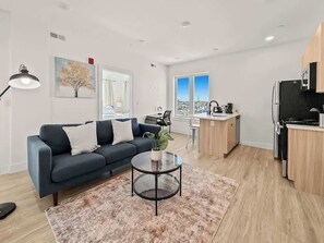 TV, offices - Cozy 2BD Apt | Fishtown | Gym (Philadelphia)