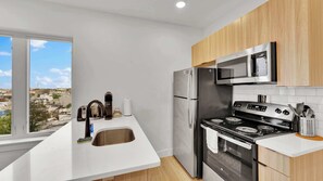 Refrigerador, microondas, horno y parrilla de estufa 