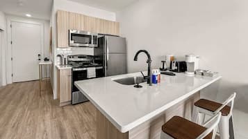 Réfrigérateur, four à micro-ondes, un four, surface de cuisson