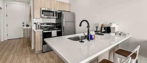 Kylskåp, mikrovågsugn, ugn och spishäll