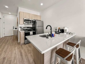 Refrigerador, microondas, horno y parrilla de estufa 