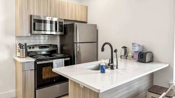 Een koelkast, een magnetron, een oven, een kookplaat