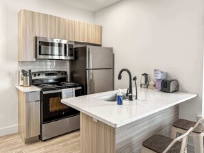 Een koelkast, een microgolfoven, een oven, een kookplaat