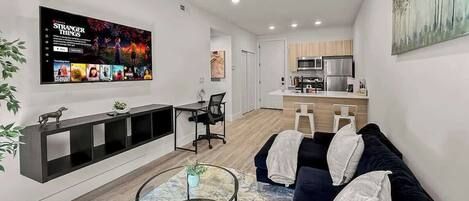 Een televisie en een kantoor