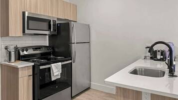 Een koelkast, een magnetron, een oven, een kookplaat