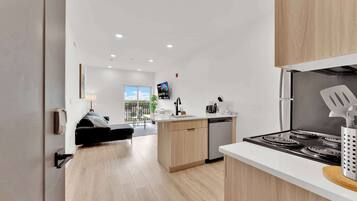 Réfrigérateur, four à micro-ondes, un four, surface de cuisson