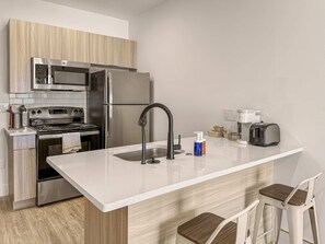 Refrigerador, microondas, horno y parrilla de estufa 