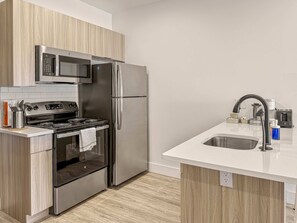 Kjøleskap, mikrobølgeovn, ovn og kokeplater