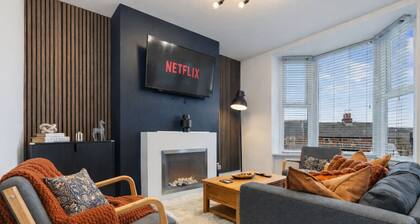 Stylish House • Great Location • Free Parking • Work Space • Smart TV • Self-Check-In