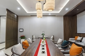 A conference room with a long table, chairs, and a projector screen. - Hangzhou Wenhua GINLAN JIA Grand Hotel (Hangzhou)