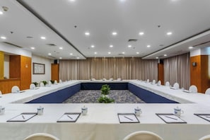 A conference room with a long table, chairs, and a blue carpet. - Hangzhou Wenhua GINLAN JIA Grand Hotel (Hangzhou)