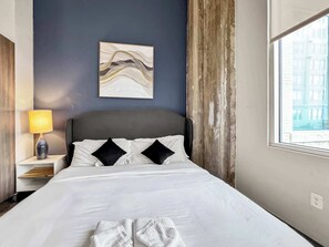 1 chambre, bureau, fer et planche à repasser, draps fournis