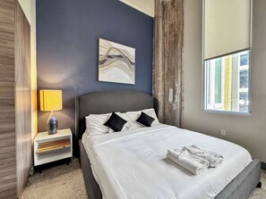 1 dormitorio, escritorio, tabla de planchar con plancha y ropa de cama