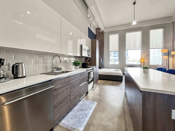 Frigorífico, microondas, horno y placa de cocina