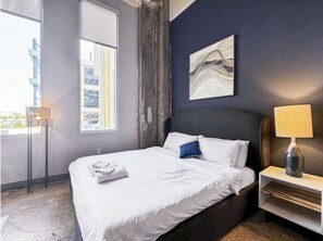 1 dormitorio, tabla de planchar con plancha, ropa de cama