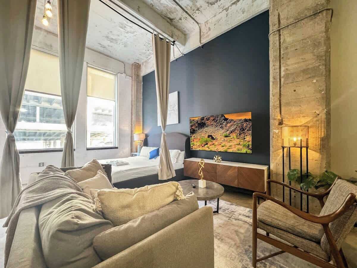 Elegant 2bd | Dt Dallas | Sleeps 13 | Valetparking - Dallas, TX