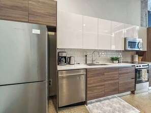 Frigorífico, microondas, horno y placa de cocina