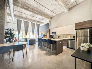 Frigorífico, microondas, horno y placa de cocina