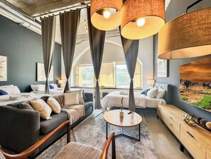 Una televisión, una oficina