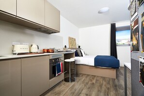 1 bedroom, desk, WiFi