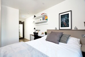 1 bedroom, desk, WiFi