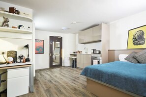 1 bedroom, desk, WiFi