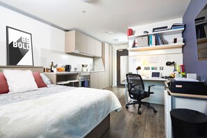 1 bedroom, desk, WiFi