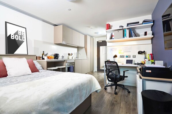 1 bedroom, desk, WiFi