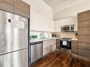 Frigorífic, microones, forn i placa de cuina 