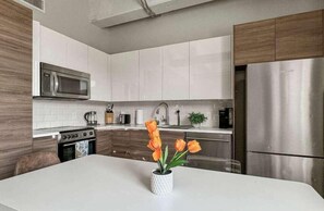 Frigorífico, microondas, horno y placa de cocina