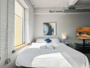 1 dormitorio, tabla de planchar con plancha, wifi y ropa de cama