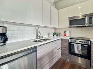 Réfrigérateur, micro-ondes, four, plaque de cuisson