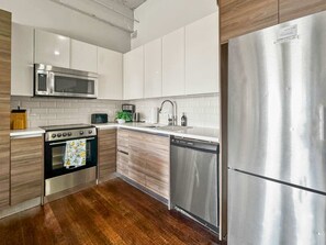 Geladeira, micro-ondas, fogão, cooktop