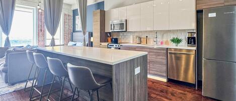 Kjøleskap, mikrobølgeovn, ovn og kokeplater