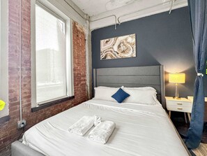 3 habitaciones, tabla de planchar con plancha, wifi y ropa de cama 