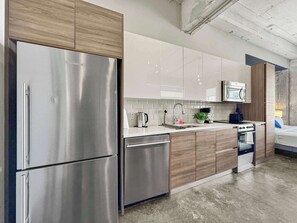 Réfrigérateur, micro-ondes, four, plaque de cuisson