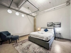 1 quarto, ferros/tábuas de passar roupa, roupa de cama