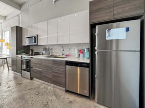Frigorifero, microonde, forno, piano cottura