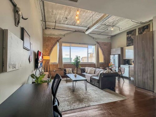 Elegant 2BD | DT Dallas | Sleeps 5 | Free Parking