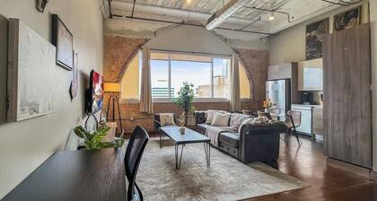 Elegant 2BD | DT Dallas | Sleeps 5 | Free Parking