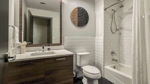 Ein modernes Badezimmer mit Waschtisch, Toilette und Dusche.