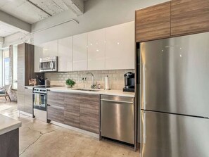 Frigorífico, microondas, horno y placa de cocina