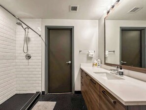Douche, séchoir à cheveux, shampooing