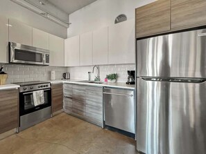 Frigorífico, microondas, horno y placa de cocina