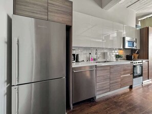 Frigorífico, microondas, horno y placa de cocina