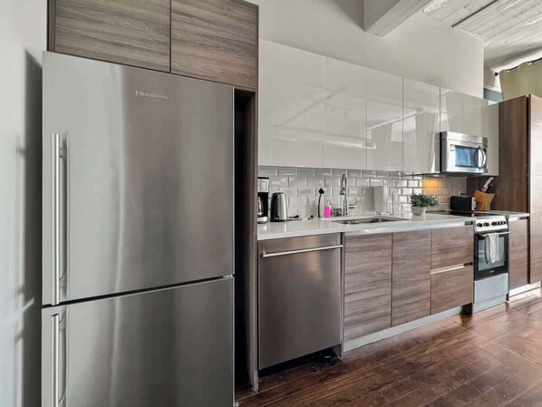 Refrigerador, microondas, horno y parrilla de estufa